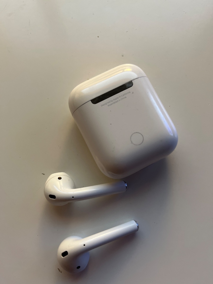 Apple AirPods 2. generácie s nabíjacím puzdrom